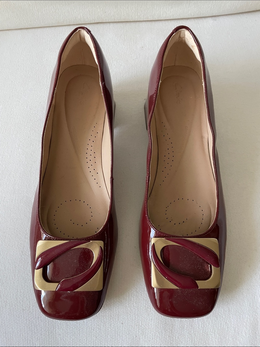 Clarks Burgundy Patent Block Heel Pumps with Gold Buckle - Picture 2 of 8